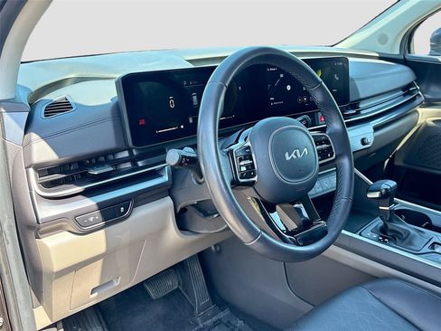 Used 2025 Kia Carnival FWD image 9