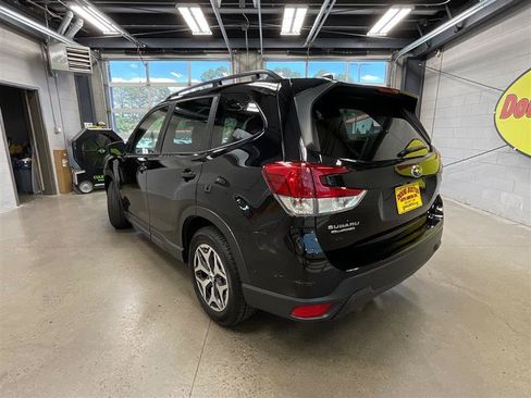 Used 2024 Subaru Forester Premium AWD/4WD image 3