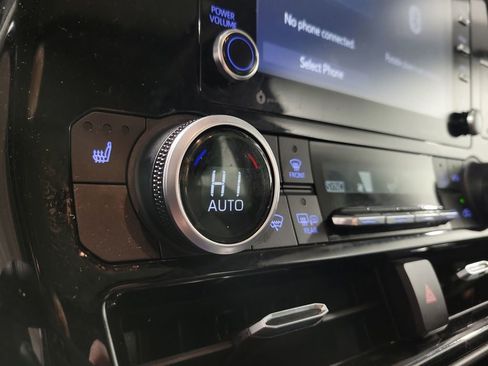 Used 2022 Toyota Highlander XLE image 18