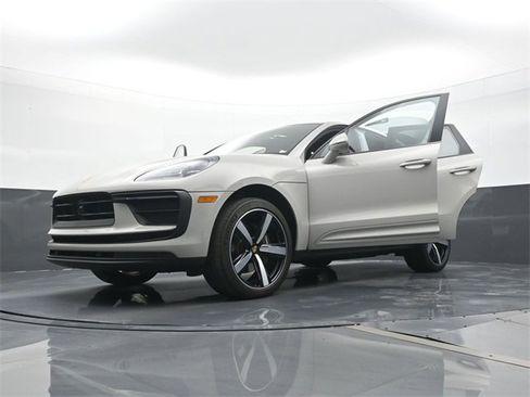 Certified 2023 Porsche Macan image 31