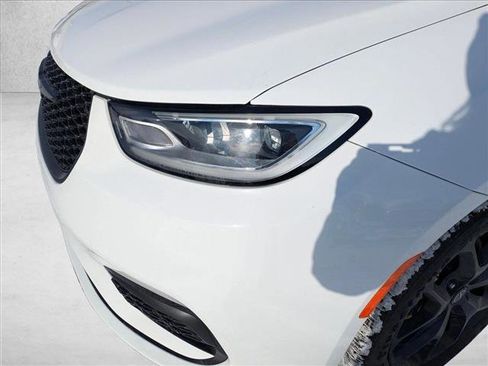 Used 2025 Chrysler Pacifica Limited image 9