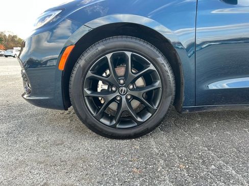 Used 2025 Chrysler Pacifica Limited image 24