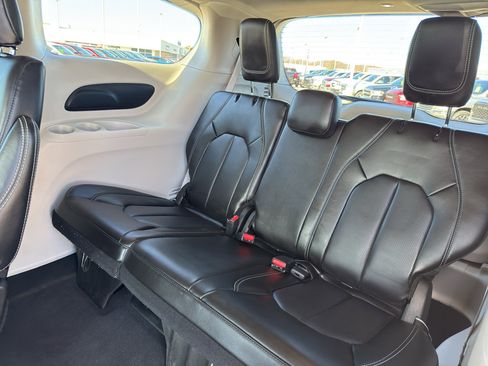 Used 2023 Chrysler Pacifica Touring-L image 32