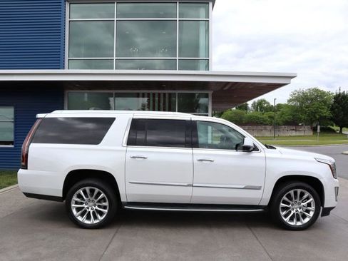 Used 2020 Cadillac Escalade ESV Luxury AWD/4WD image 2