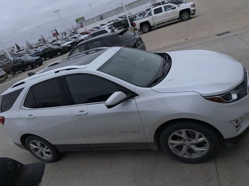 Used 2018 Chevrolet Equinox LT w/ Sun & Infotainment Package image 2