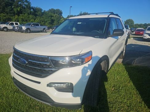 Used 2024 Ford Explorer XLT w/ Equipment Group 202A AWD/4WD image 9