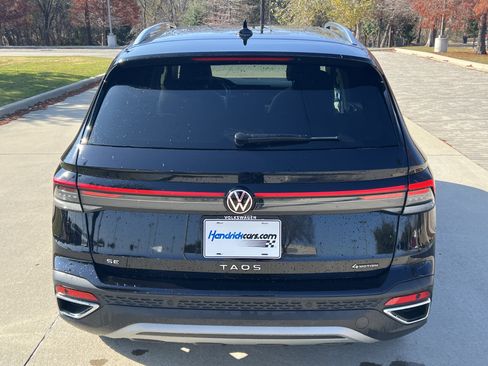 Certified 2025 Volkswagen Taos SE w/ Panoramic Sunroof Package image 9