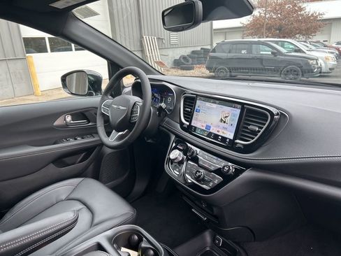 New 2026 Chrysler Pacifica Select image 45