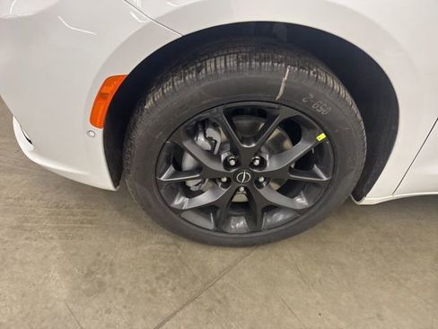 New 2026 Chrysler Pacifica Select w/ S Appearance Package image 4