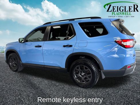 Used 2023 Honda Pilot TrailSport image 3