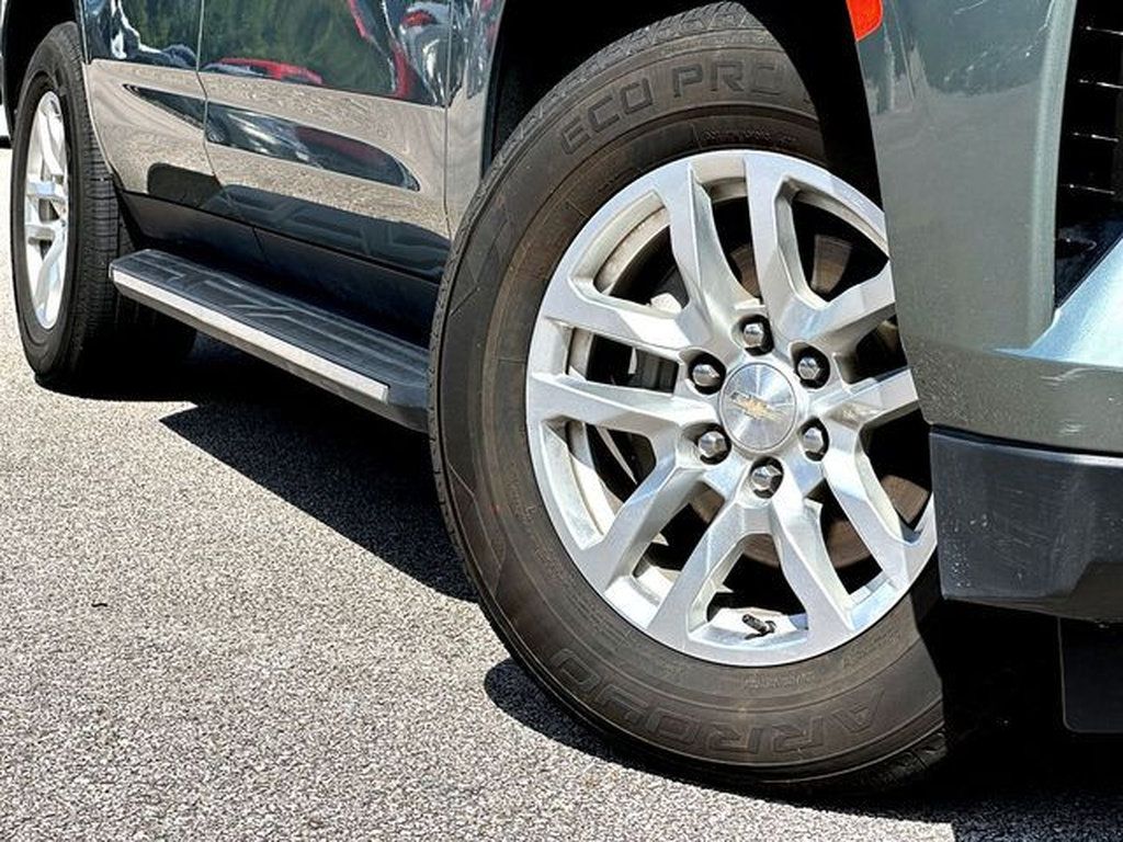 Used 2024 Chevrolet Tahoe LT RWD image 2