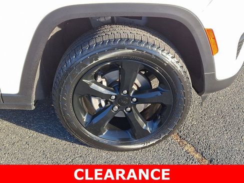 Used 2023 Jeep Grand Cherokee Altitude image 8