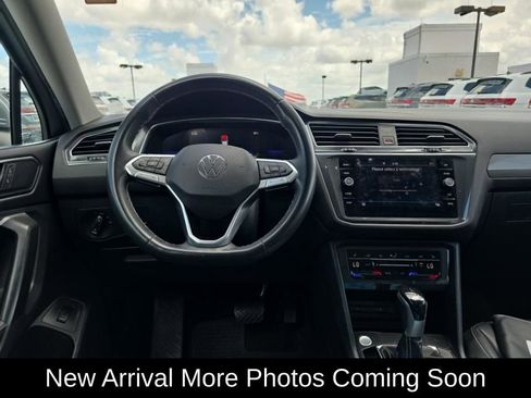 Used 2023 Volkswagen Tiguan SE w/ Panoramic Sunroof Package FWD image 3