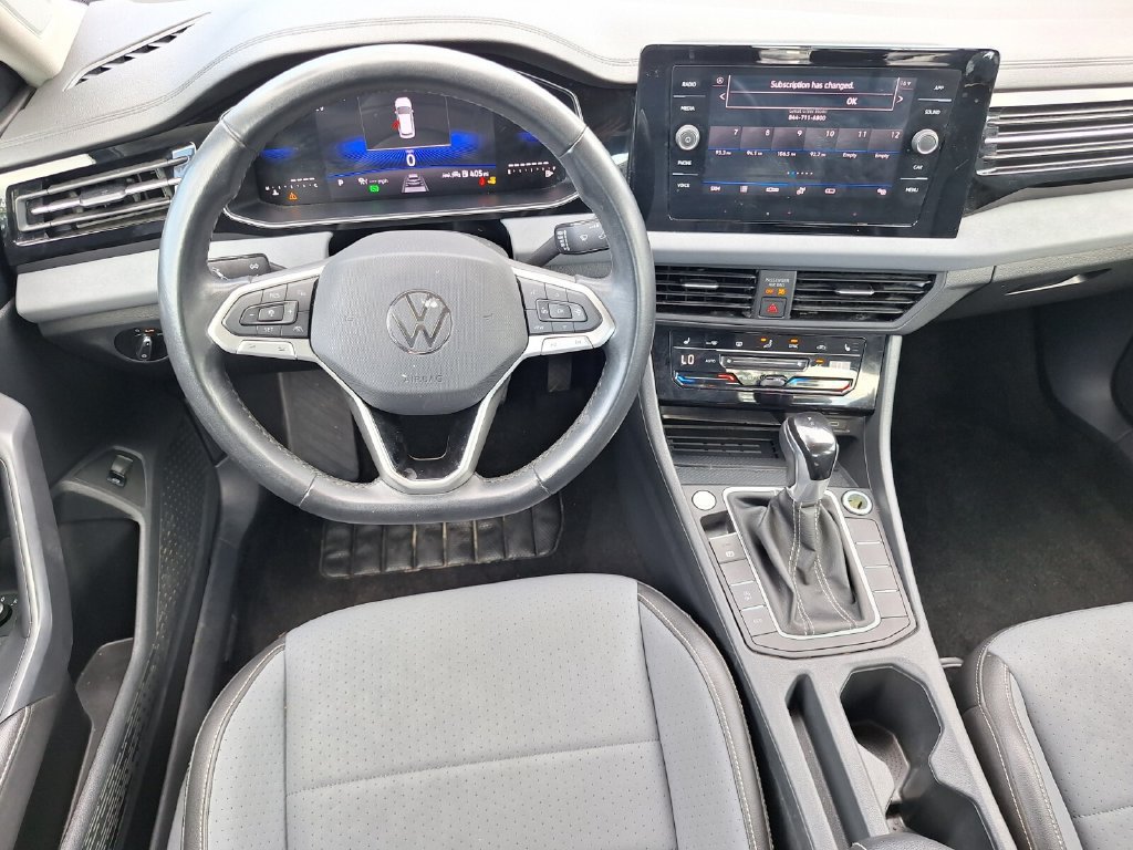 Used 2025 Volkswagen Jetta SE FWD image 9