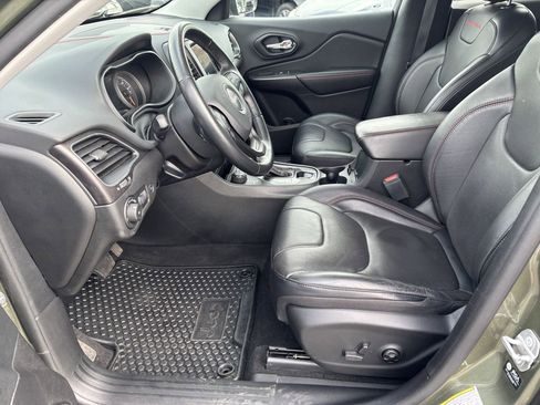 Used 2021 Jeep Cherokee Trailhawk w/ Technology Group AWD/4WD image 13