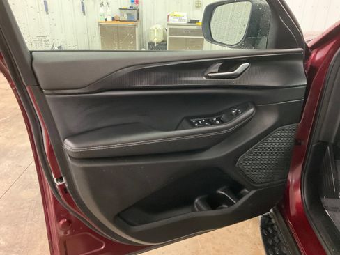 Used 2024 Jeep Grand Cherokee Laredo AWD/4WD image 9