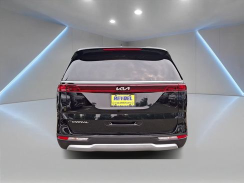 Used 2023 Kia Carnival LX FWD image 5