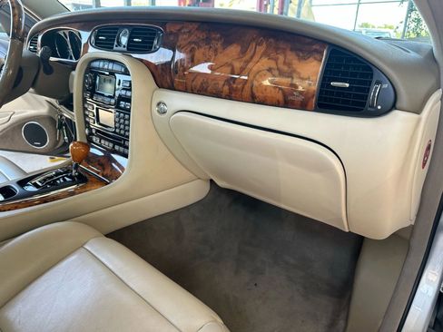Used 2004 Jaguar XJ8 image 22