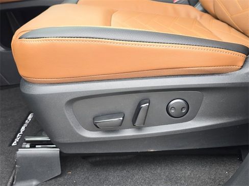 New 2025 Nissan Pathfinder Platinum w/ Black Appearance Package image 23