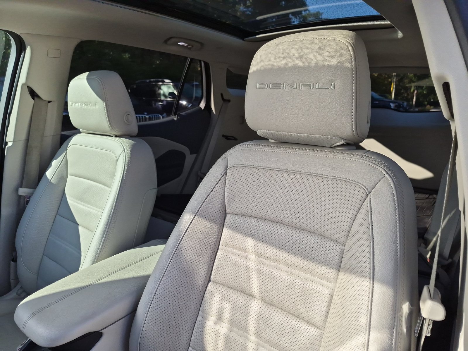 Used 2022 GMC Terrain Denali w/ Denali Premium Package AWD/4WD image 14