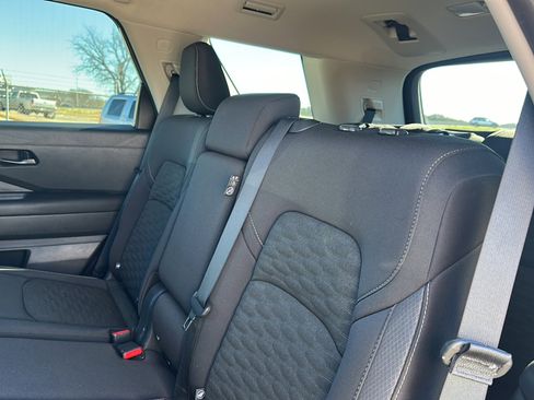 Used 2025 Nissan Pathfinder SV image 19