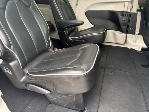 Used 2023 Chrysler Pacifica Limited FWD image 19