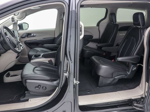 Used 2023 Chrysler Pacifica Touring-L FWD image 19