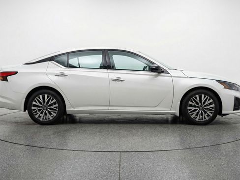 Used 2025 Nissan Altima 2.5 SV image 9