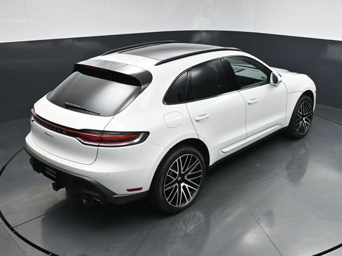 Certified 2025 Porsche Macan AWD/4WD image 18