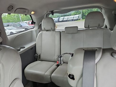 Used 2011 Toyota Sienna XLE w/ Entertainment Pkg FWD image 14