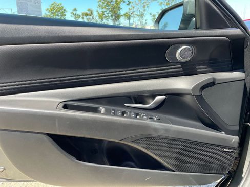 Used 2025 Hyundai Elantra Limited image 18