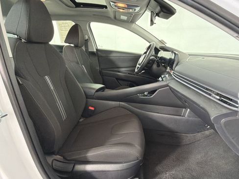 Used 2025 Hyundai Elantra SEL FWD image 31
