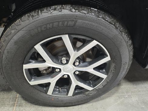 Used 2024 Jeep Grand Cherokee Limited image 30