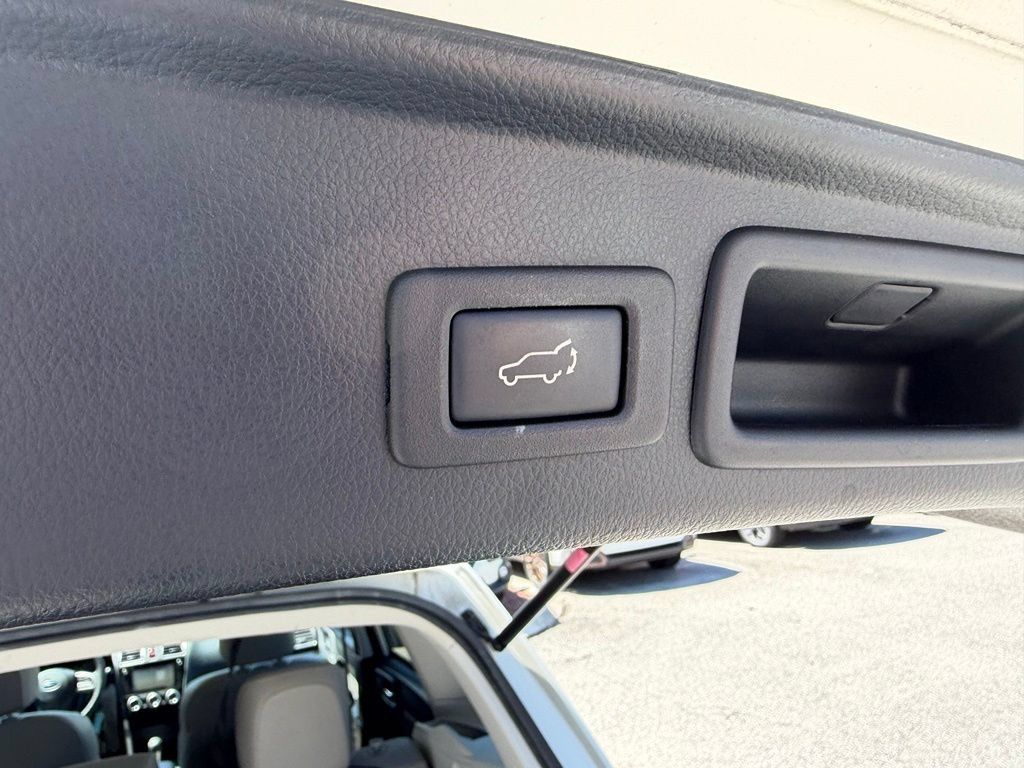 Used 2016 Subaru Forester 2.5i Limited AWD/4WD image 8