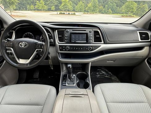 Used 2016 Toyota Highlander LE FWD image 23