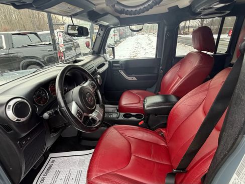 Used 2013 Jeep Wrangler Unlimited Rubicon image 12