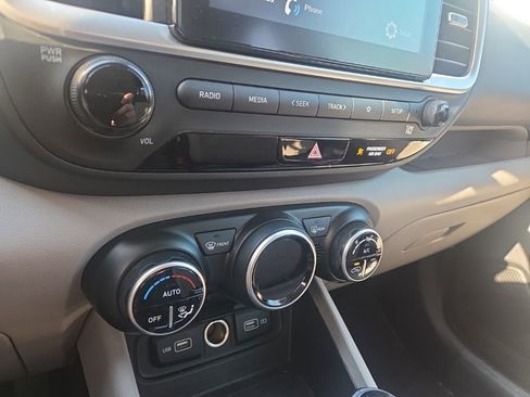 Certified 2022 Hyundai Venue SEL image 18