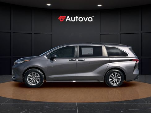 Used 2021 Toyota Sienna XLE AWD/4WD image 2