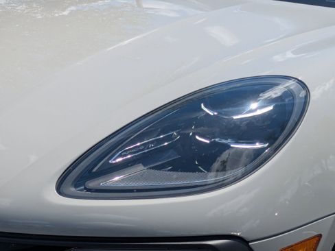 Used 2022 Porsche Macan AWD/4WD image 9