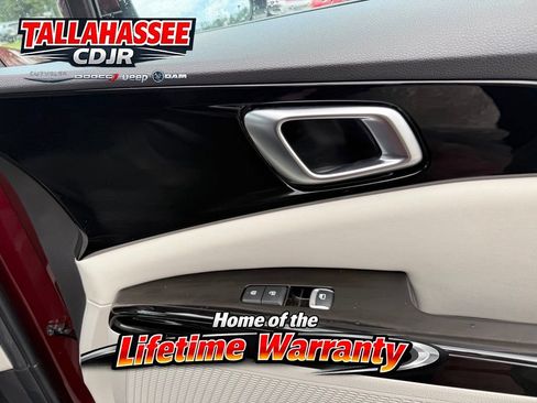 Used 2024 Kia Carnival EX FWD image 30