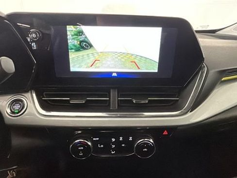 Used 2025 Chevrolet Trax LT FWD image 24