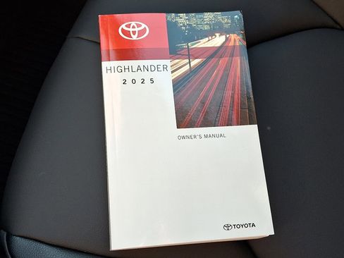 Used 2025 Toyota Highlander XLE image 26