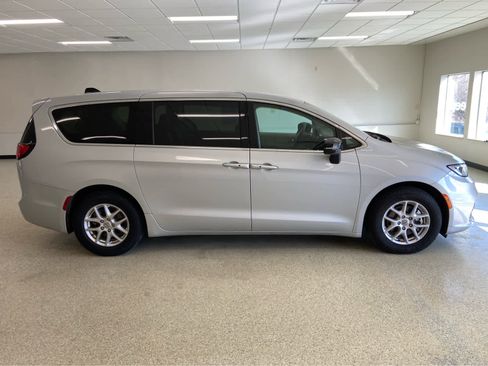 Used 2024 Chrysler Pacifica Touring-L image 4