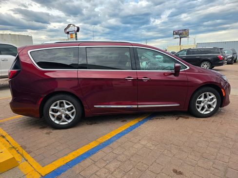 Used 2019 Chrysler Pacifica Touring-L w/ Tire & Wheel Group FWD image 4
