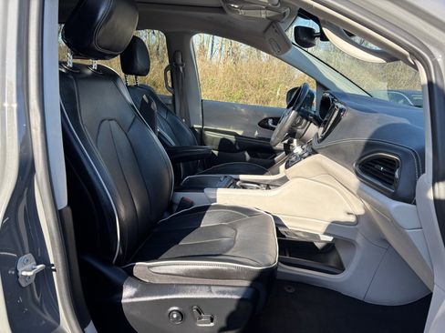 Used 2022 Chrysler Pacifica Limited image 32