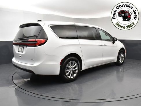 New 2026 Chrysler Pacifica Select AWD/4WD image 6
