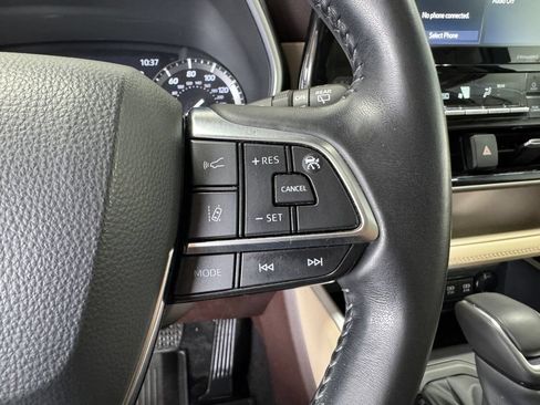 Used 2020 Toyota Highlander XLE AWD/4WD image 16
