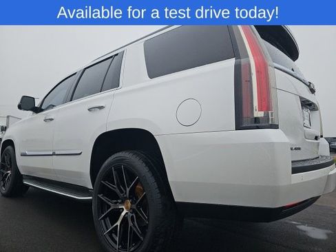 Used 2016 Cadillac Escalade Luxury image 3