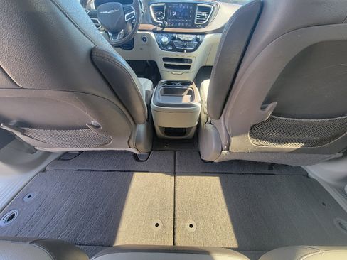 Used 2018 Chrysler Pacifica Touring-L FWD image 26