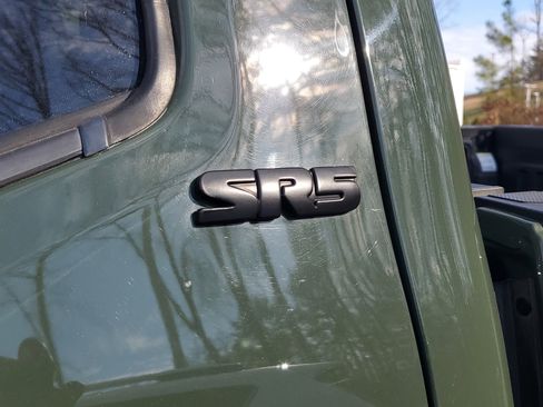 Used 2021 Toyota Tacoma SR5 w/ Trail Edition image 9